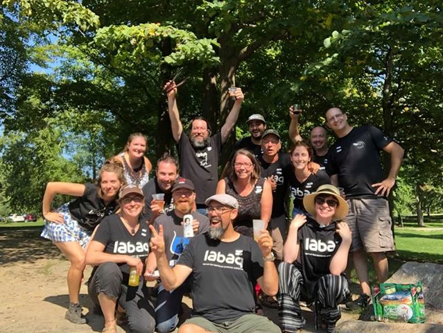 Membres de LABAQ en t-shirts du club, réunis dans un parc