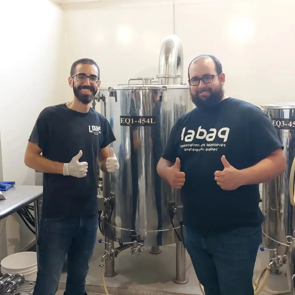 Deux membres de LABAQ devant les cuves d’une brasserie