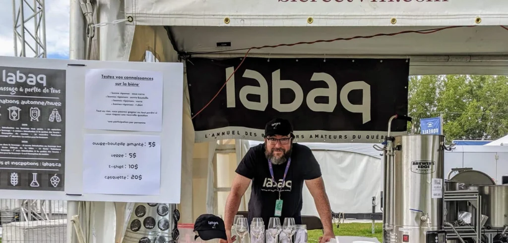 Kiosque de LABAQ dans un festival, sous la bannière du club