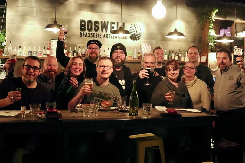 Brasseurs de LABAQ réunis au comptoir de la Brasserie Boswell