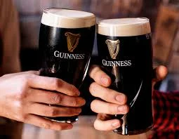Deux verres de stout qui trinquent
