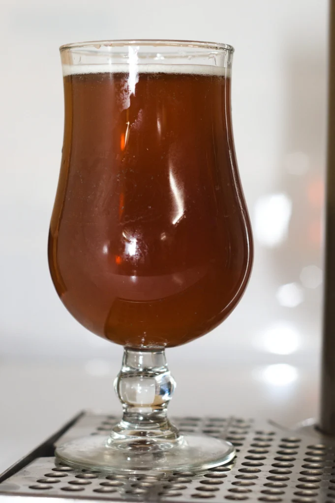 Verre tulipe de la Louis Cyr, une IPA ambrée